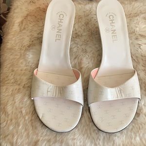 AUTH SANDALS CHANEL WOMEN SIZE 9! Like NEW !